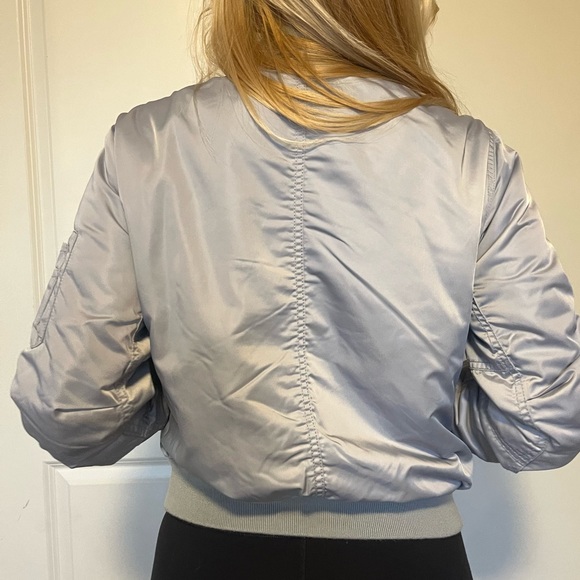 Grey XS bomber jacket, lavender colour inside. Excellent condition, satin feel - Picture 12 of 15